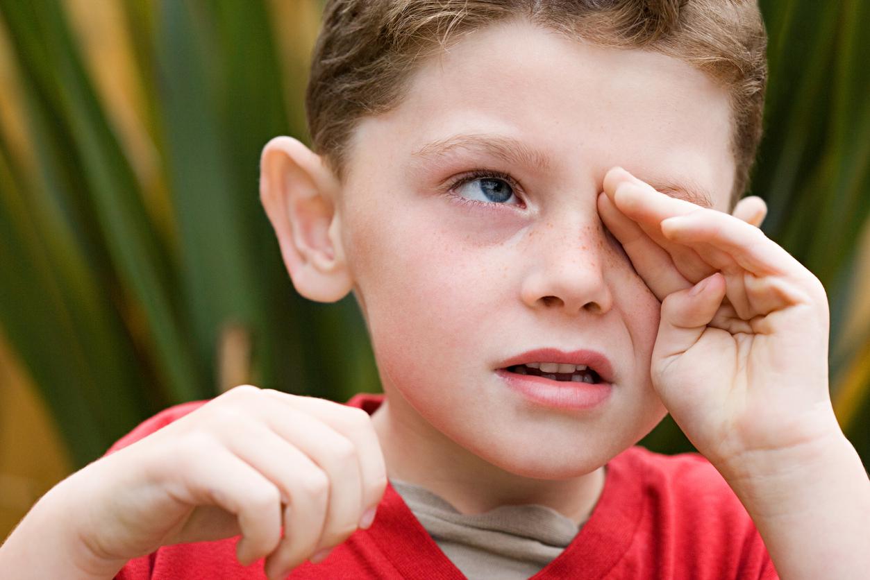 Частое моргание глазами у детей: причины и лечение