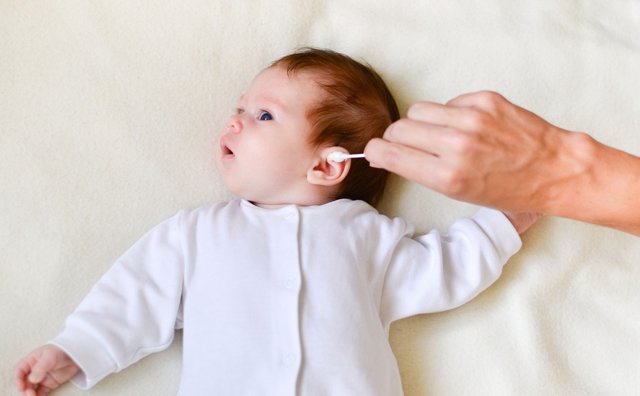 Как правильно чистить уши новорожденным деткам?