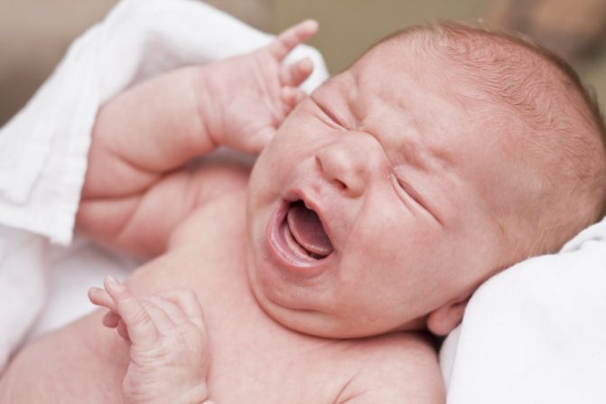 Нижняя губа трясется у новорожденного: причины и лечение тремора