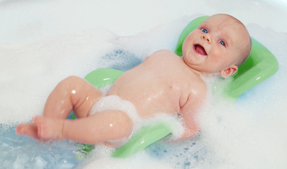 В какой воде купать новорожденного ребенка: температура, добавки, правила