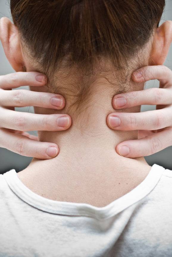 Болит шея сзади у ребенка: причины возникновения