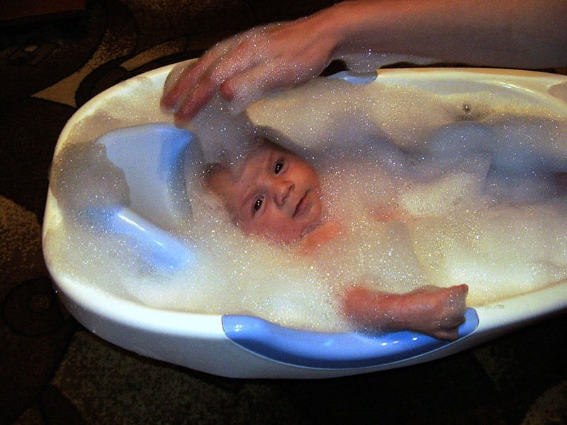 Ромашка для купания новорожденных или грудничков: как заварить, сколько добавлять, как правильно купать ребенка в подобном растворе и другие вопросы