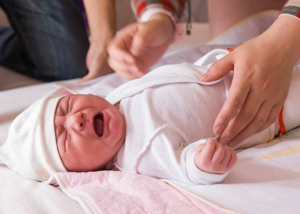 Почему у новорождённого трясётся подбородок при плаче и кормлении: причины тремора, как помочь малышу