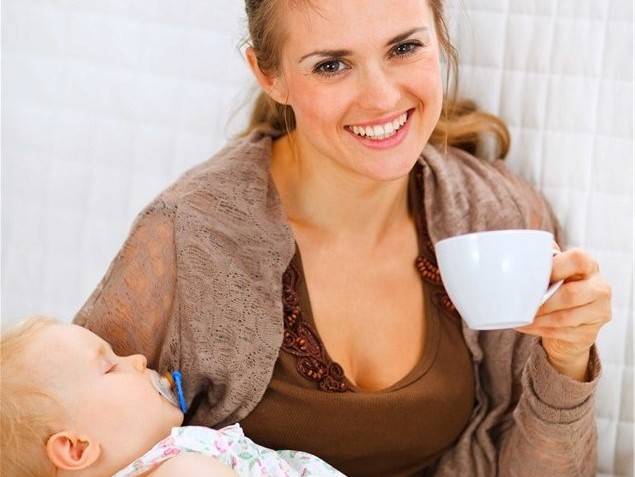 Можно ли пить кофе кормящим мамам и что делать кофеманкам