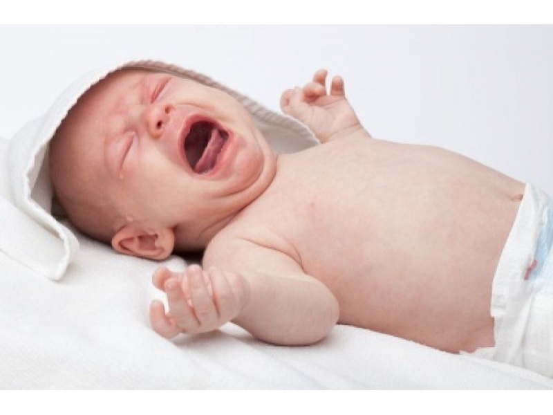 Почему у новорожденных бывают колики и как от них избавиться?