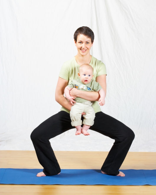 Худеем после родов: упражнения с ребенком на руках