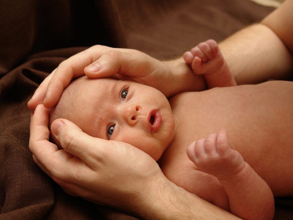Родничок у новорожденных и всё о нём: где находится, когда зарастает, нормы (большой и маленький)?