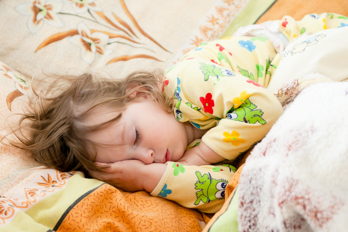 Как правильно будить ребенка: советы и рекомендации, как сделать пробуждение малыша приятным.