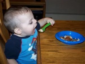 Кушаем самостоятельно, или как научить ребенка орудовать ложкой