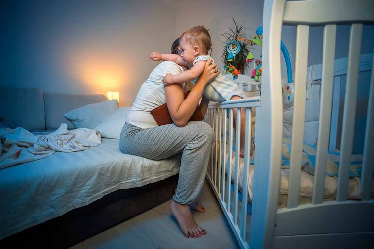 Советы молодым мамам: как приучить ребенка спать в своей кроватке