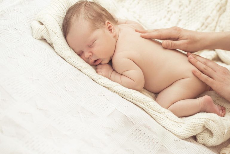 Выкладывание новорожденного на живот: как это делать правильно