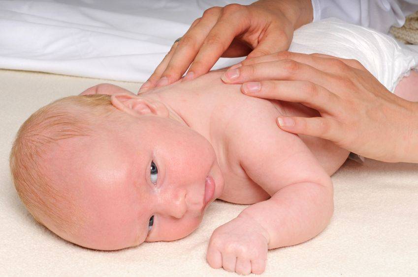 Как выкладывать новорожденного ребенка на животик: когда можно начинать и как правильно это делать