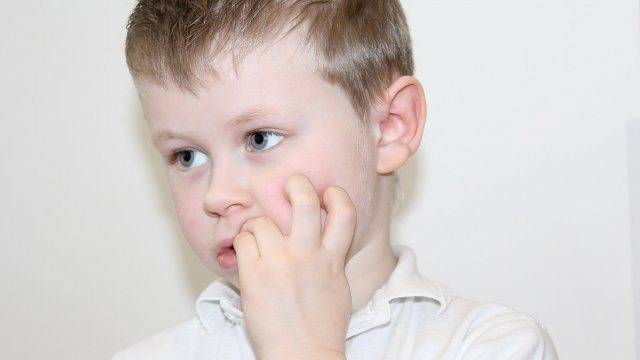 Как отучить ребенка грызть ногти — народные средства и советы психолога