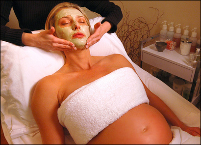Можно ли при беременности наносить макияж и правила пользования косметикой на разных сроках:  стоит ли пользоваться тушью, помадой или тенями при беременности