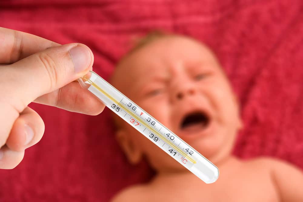 Когда встречается температура у ребенка после прививки? что при этом делать?
