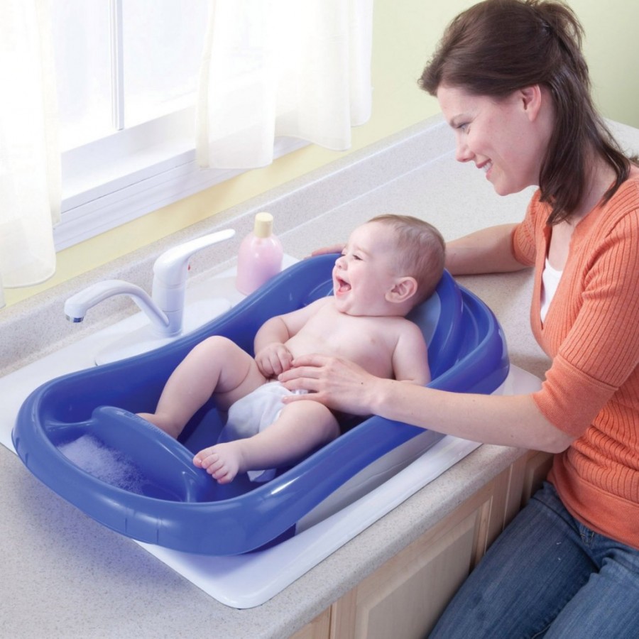 Как купать новорожденного ребенка по всем правилам: основные особенности, спорные моменты и важные нюансы с первых дней жизни