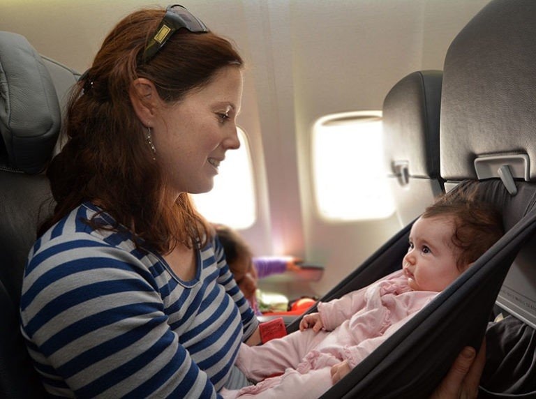 Ребенок  от 6 месяцев до года в самолете – как подготовиться, что взять с собой и чем занять на время полета