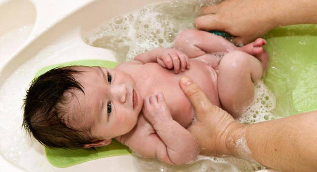 Как правильно подмывать новорожденную девочку