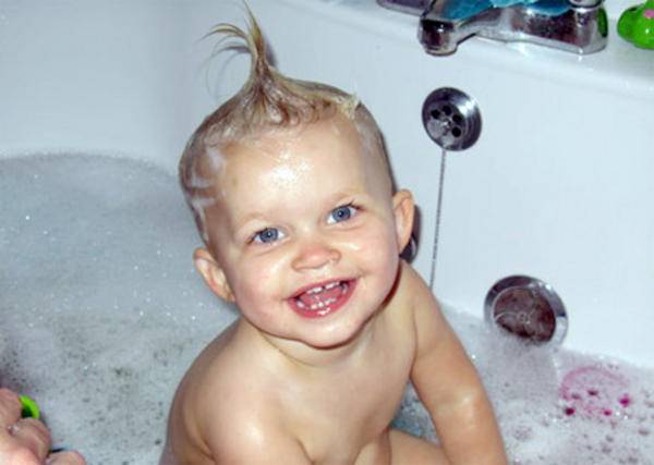 Ребенку 2 года кричит когда моем голову. как приучить малыша мыть голову без слёз