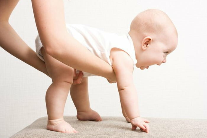 Когда дети начинают ползать и как помочь малышу упражнениями, массажем