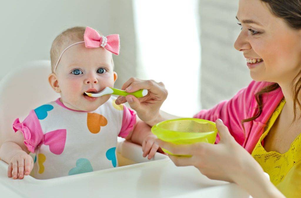 Как научить ребенка кушать самостоятельно? | уроки для мам