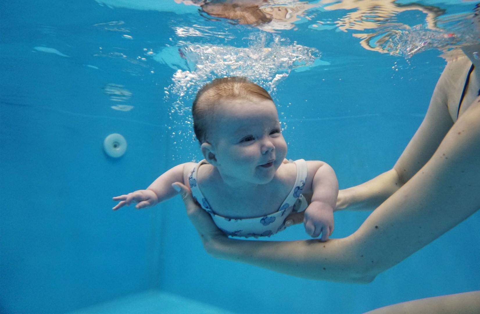 Плавание для грудничков: методики обучения в ванне или бассейне, польза от занятий, температура воды и другие нюансы