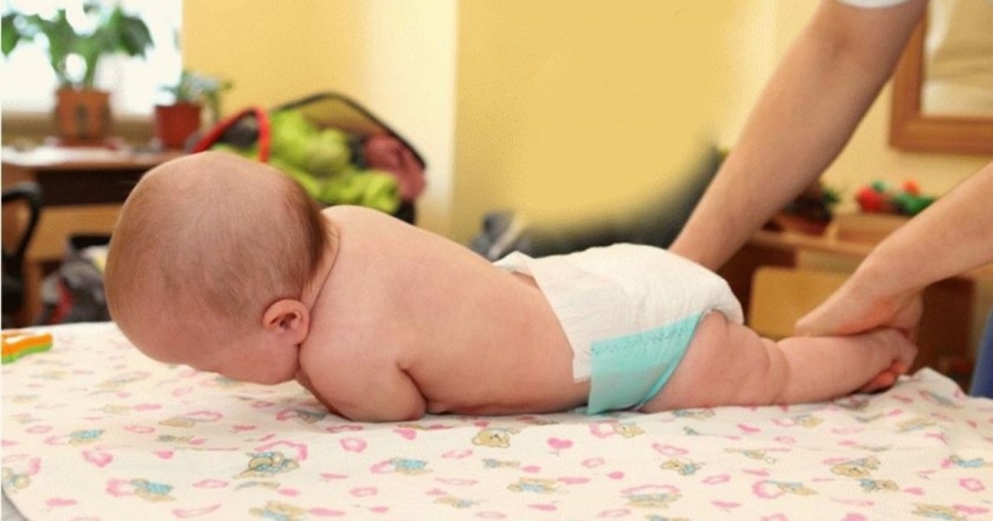 Зачем выкладывать новорожденного на животик – и как правильно. чем полезна поза лежа на животе