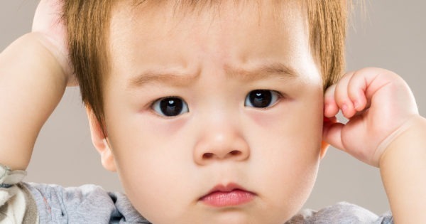 Ребенок чешет за ушами и затылок причины. зуд головы у ребенка