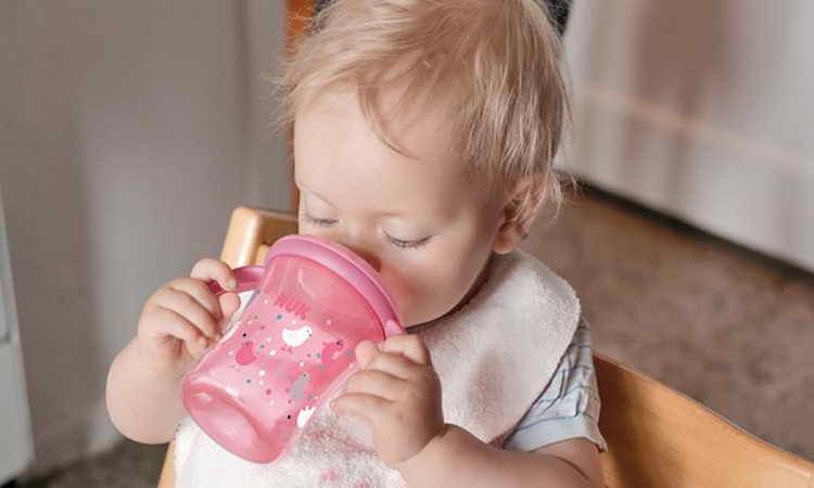 Как правильно отучить ребёнка от бутылочки перед сном?