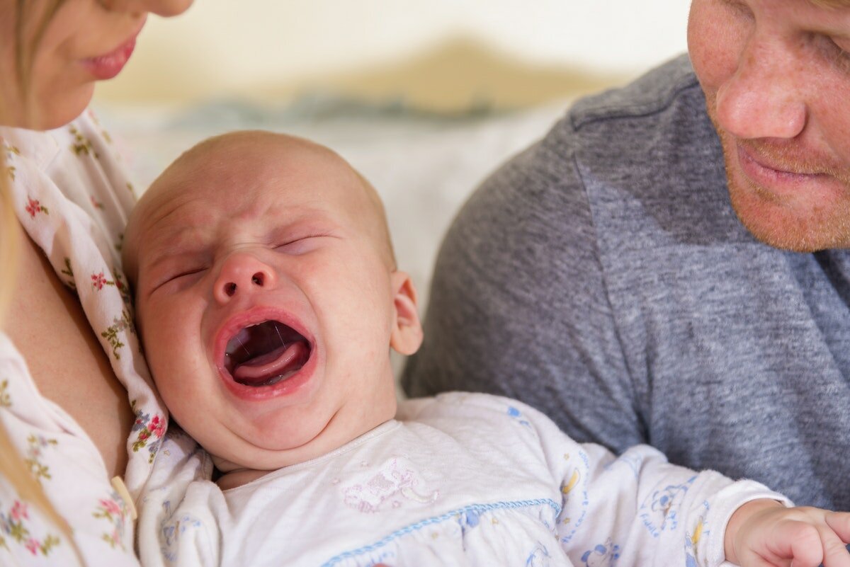 Новорождённый постоянно плачет: как понять причину и помочь ребенку