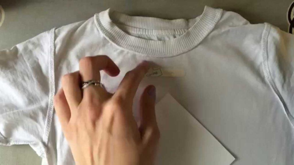 Как приклеить термонаклейку на одежду с помощью утюга своими руками