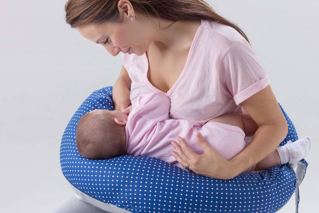 Позы для кормления новорожденных грудным молоком: фото ребенка с пояснениями, а также какое положение при гв для малыша будет правильным и удобным?