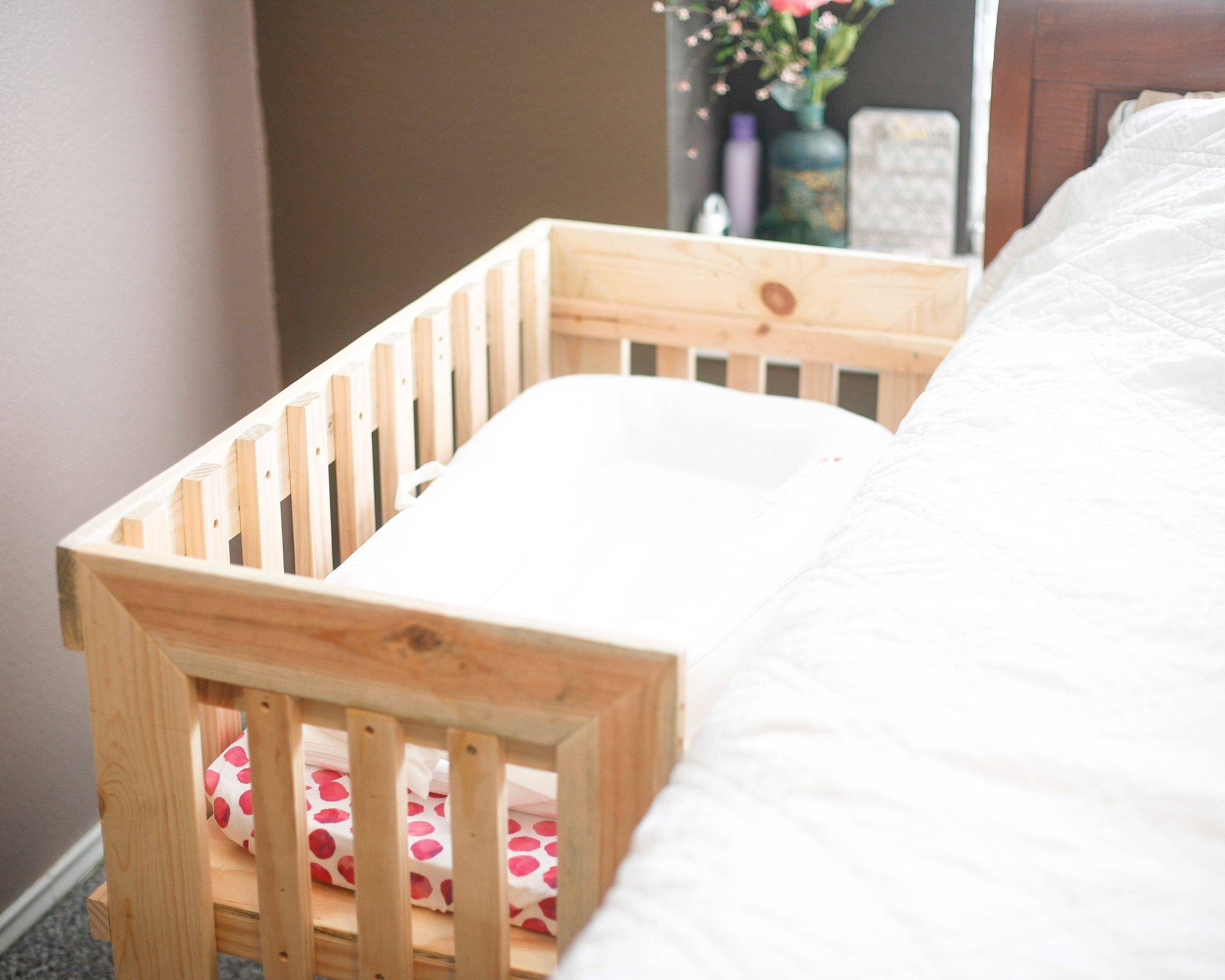 Особенности детской приставной кроватки для новорожденных: виды, правила выбора и советы по изготовлению своими руками