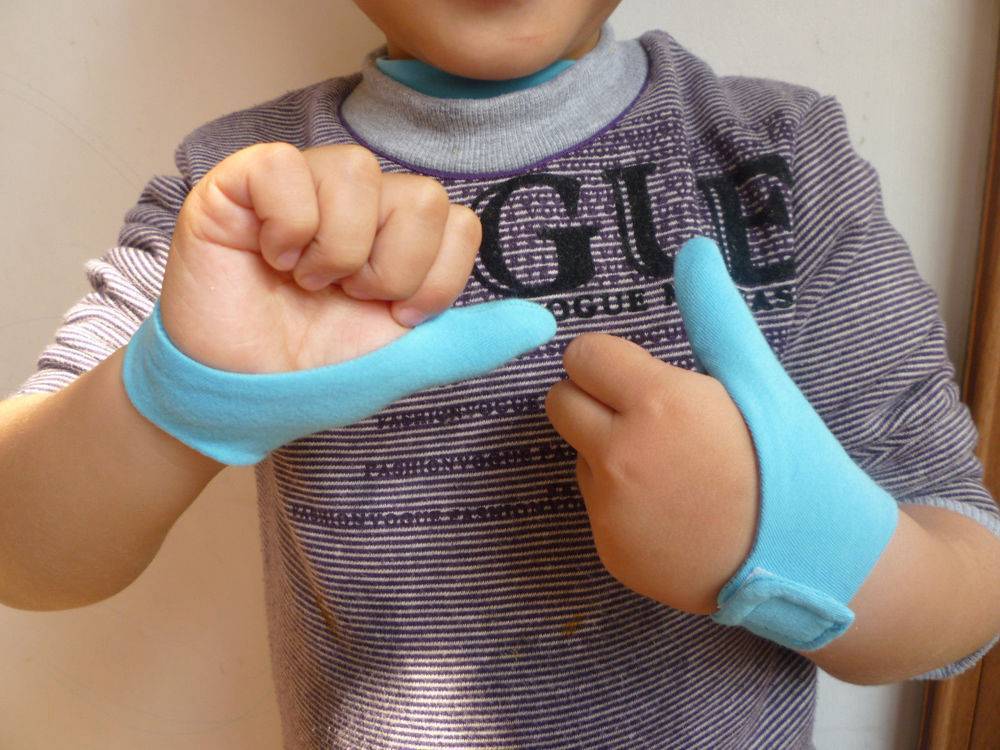 Как отучить ребенка сосать палец: полезные хитрости для родителей