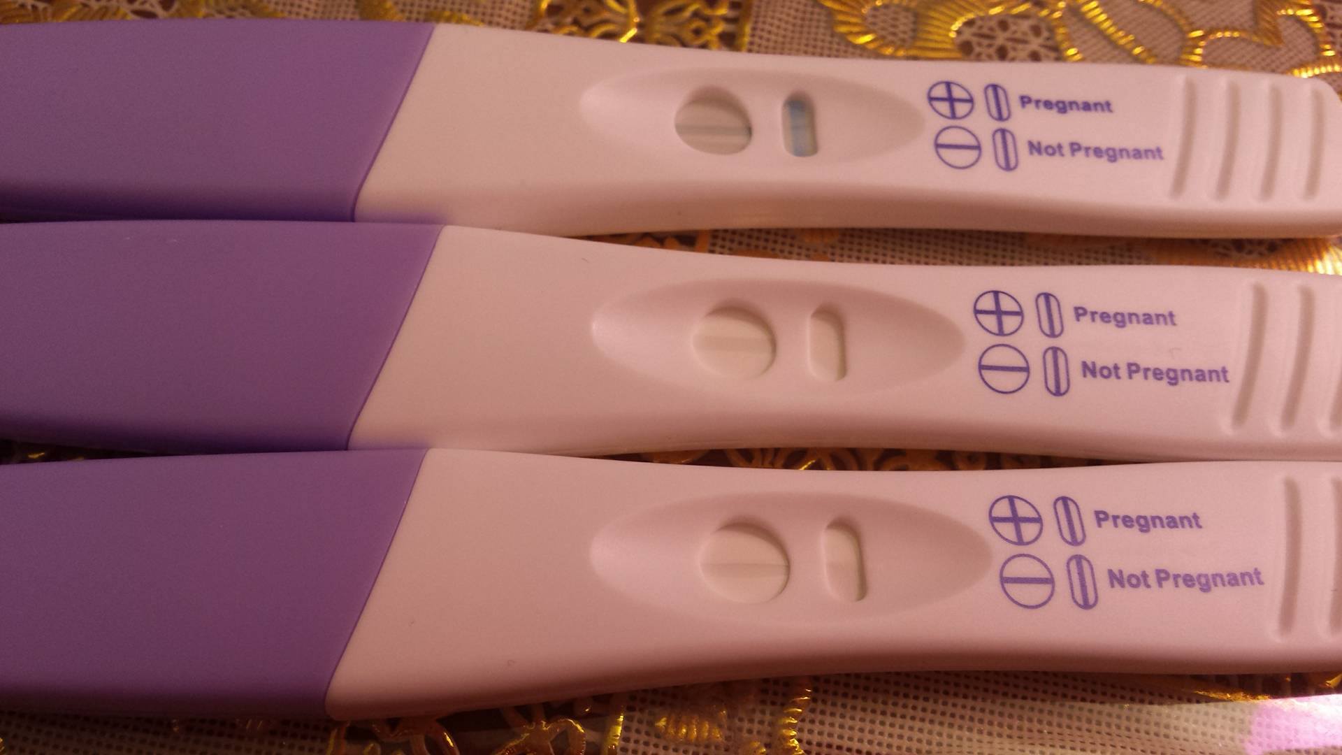 Задержка 2 недели причины. Тест на беременность. Тест на беременность фото. Тест на первой неделе беременности. Положительный тест на беременность.
