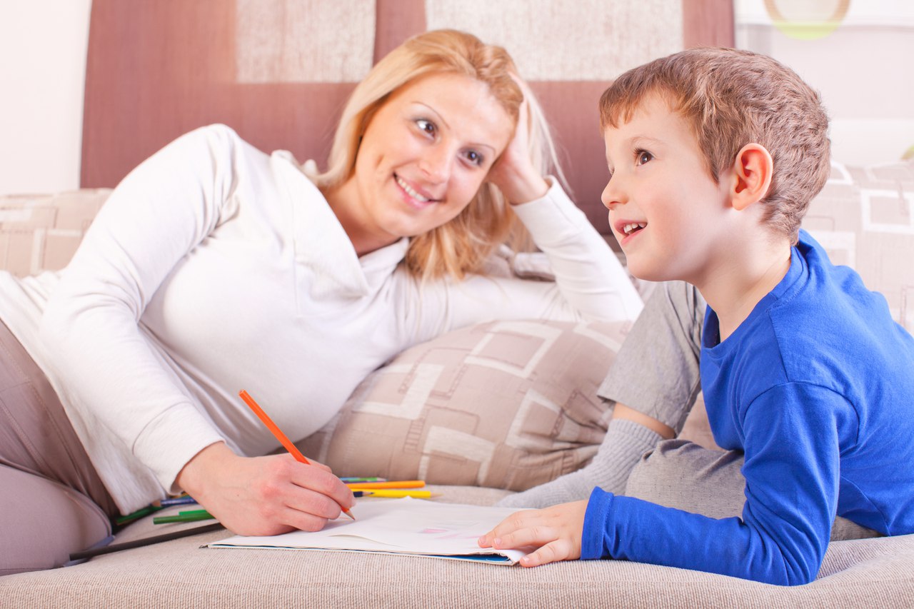 Почему родители учат уроки с детьми? и правильно ли это? отвечают мама, психолог и педагог - тасс