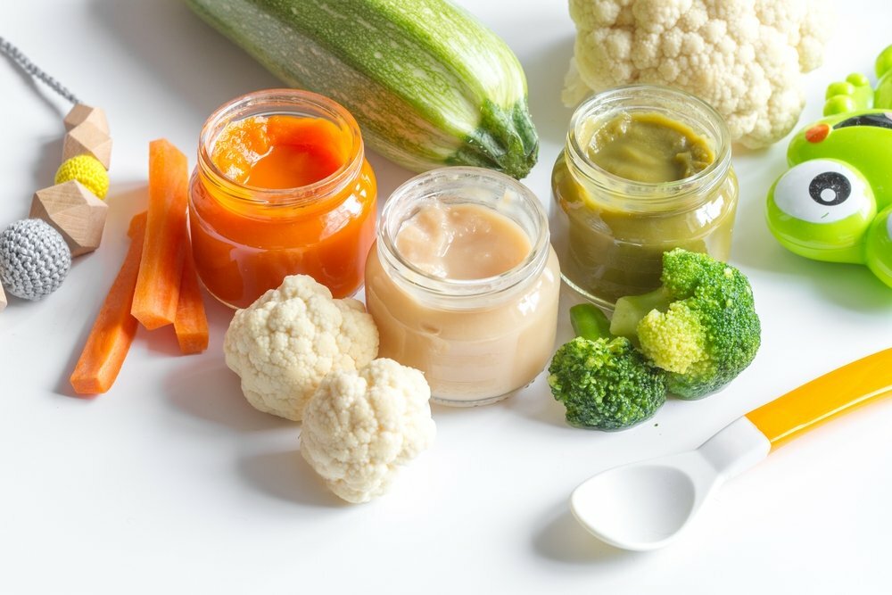 Первый прикорм: готовить или покупать – 9 фактов о питании из баночек и домашней еде