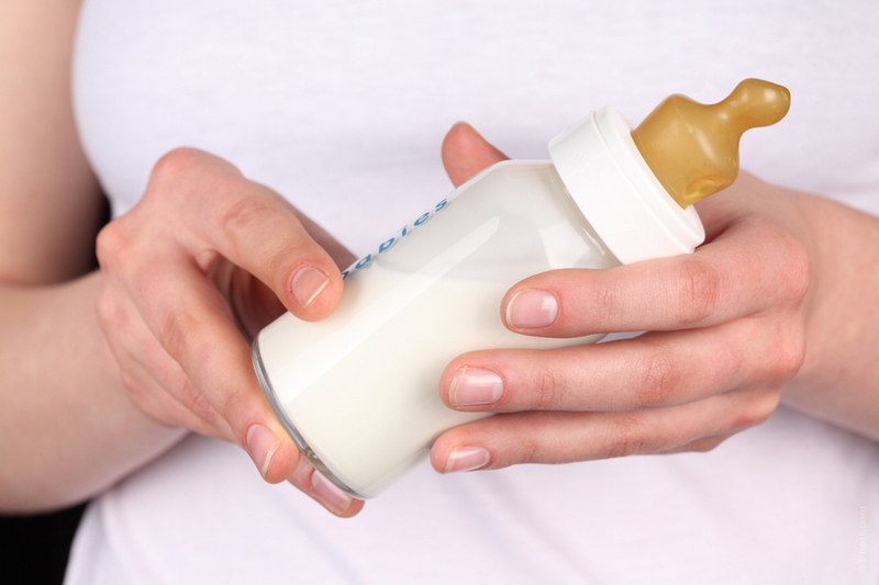 Как сцеживать молозиво и нужно ли? как правильно сцедить руками вручную или молокоотсосом после родов