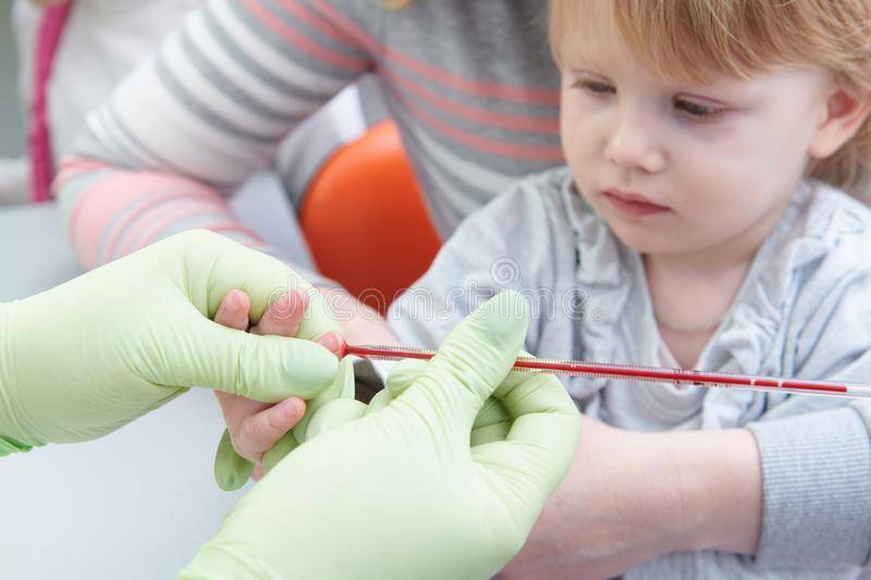 Что делать, если ребенок боится сдавать кровь из пальца или из вены: советы родителям