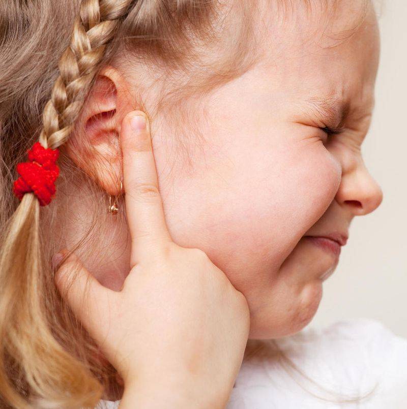 Ребенок трогает уши 4 года