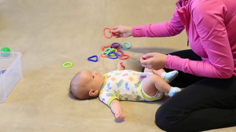 Как развивать ребенка в 1 месяц: игры для новорожденных, упражнения и уход