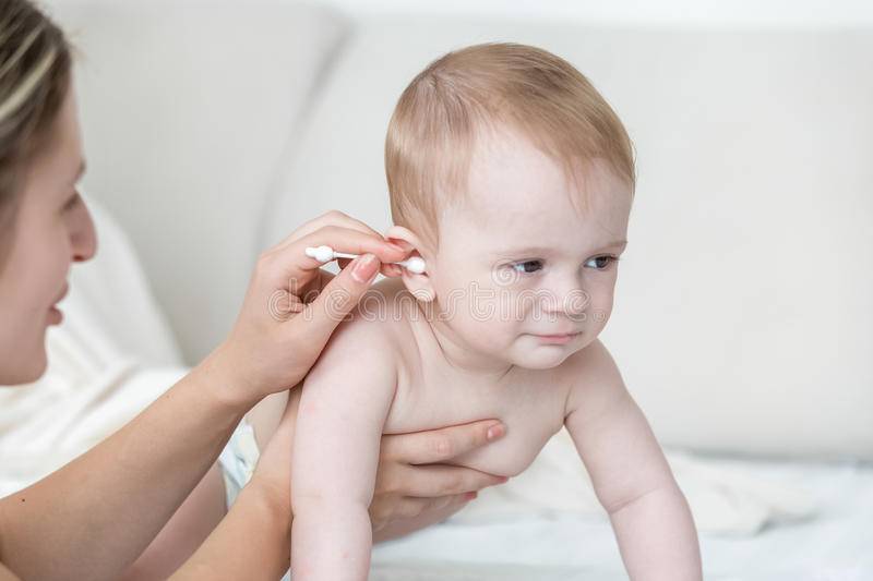 Корочки за ушами у грудничка: возможные причины и методы лечения