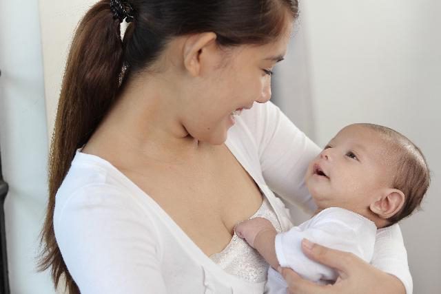 Кормящая мать застудила грудь – симптомы, что делать