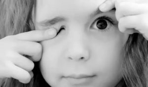 Что делать родителям при нервных тиках у ребенка: причины, симптомы и лечение