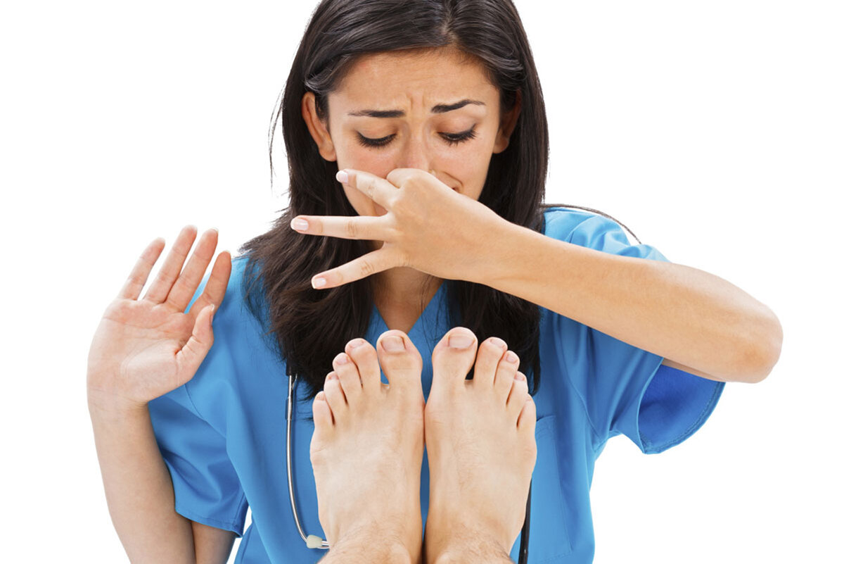 Запах от ног: что делать и как убрать неприятный аромат
