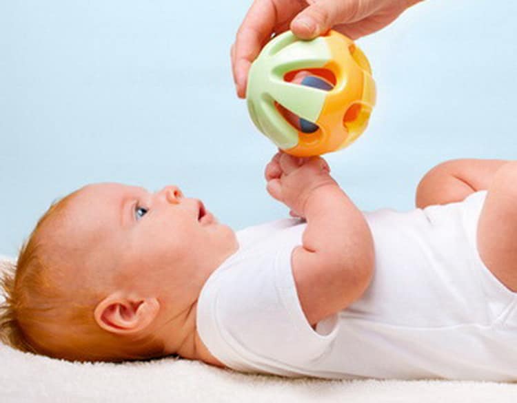 Развитее ребенка в 5 месяцев в домашних условиях: чем занять, как правильно играть