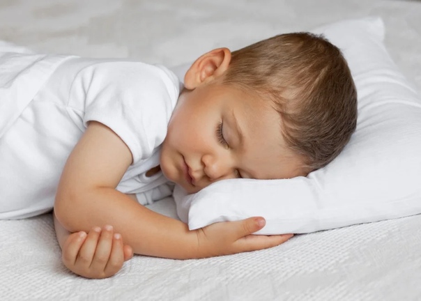 Что делать, если ребенок засыпает только на руках?