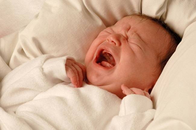 Как успокоить новорожденного когда он плачет