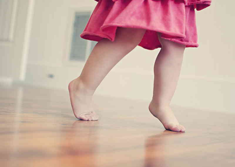 Ребенок ходит на носочках: причины и как это исправить