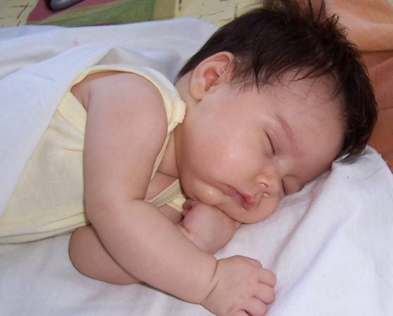 Во время сна у новорожденного открыты глаза: возможные объяснения